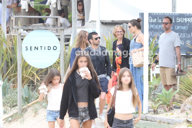 Darío CVitanich, Ivana Figueiras y su familia. Foto: RS Fotos