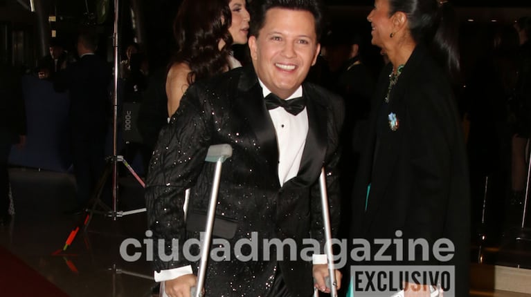 Darío Lopilato llegó a los Martín Fierro 2026 en muletas (Foto: Movilpress).