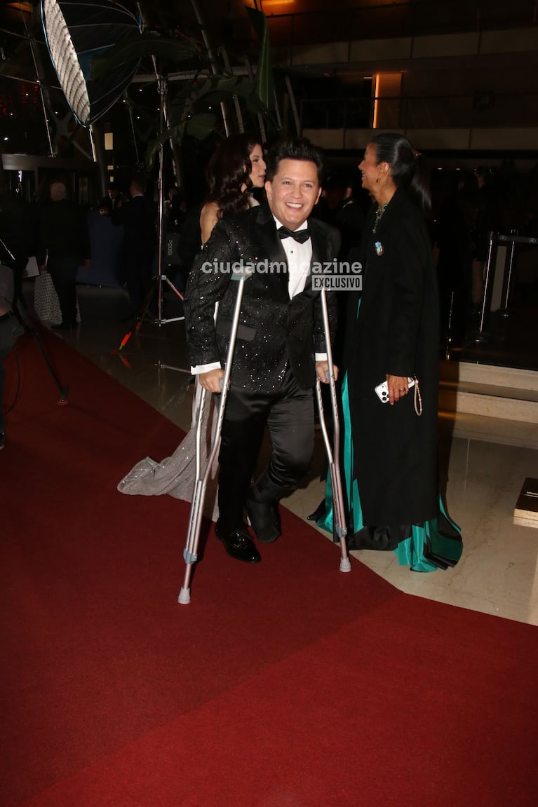 Darío Lopilato llegó en muletas a los Martín Fierro 2026 (Foto: Movilpress).