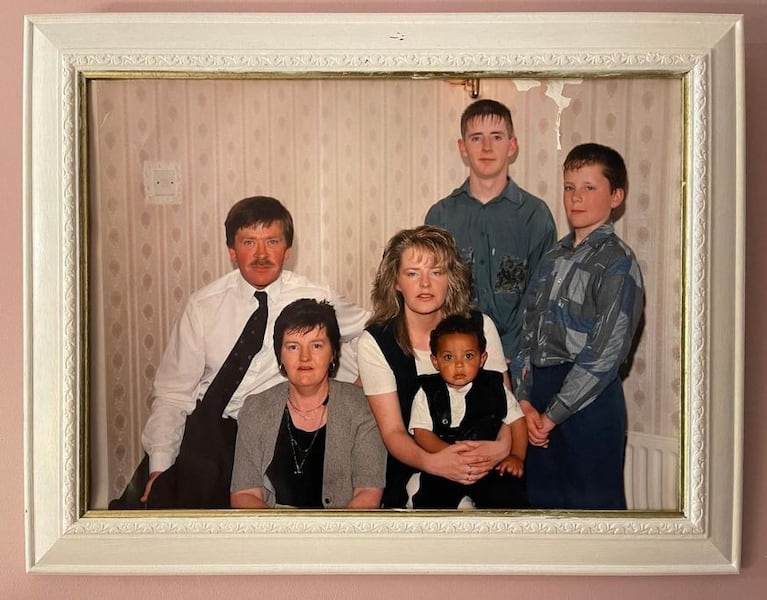 Daryl en brazos de su madre y junto a su familia irlandesa en 1994.
