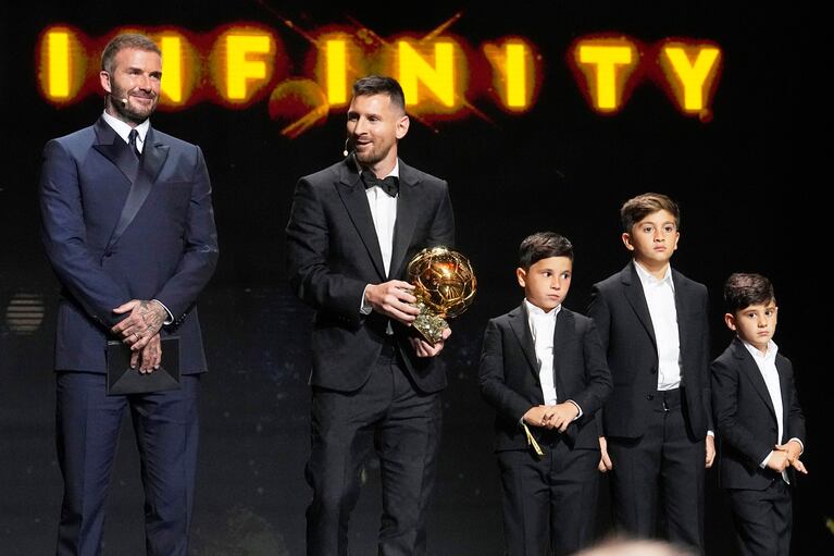 David Beckham con Lionel Messi y sus hijos (AP)