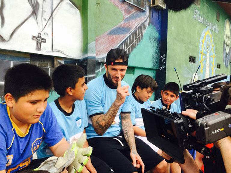 David Beckham visitó la villa 1-11-14 y firmó autógrafos (Fotos @cataniabelgrano). 