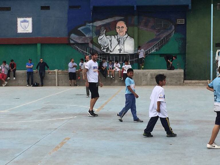 David Beckham visitó la villa 1-11-14 y firmó autógrafos (Fotos @cataniabelgrano). 