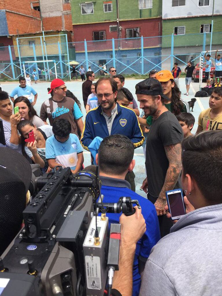 David Beckham visitó la villa 1-11-14 y firmó autógrafos (Fotos @cataniabelgrano). 