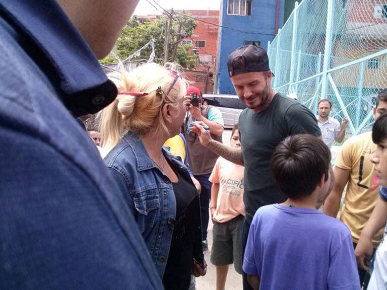 David Beckham visitó la villa 1-11-14 y firmó autógrafos (Fotos @Condolasa). 