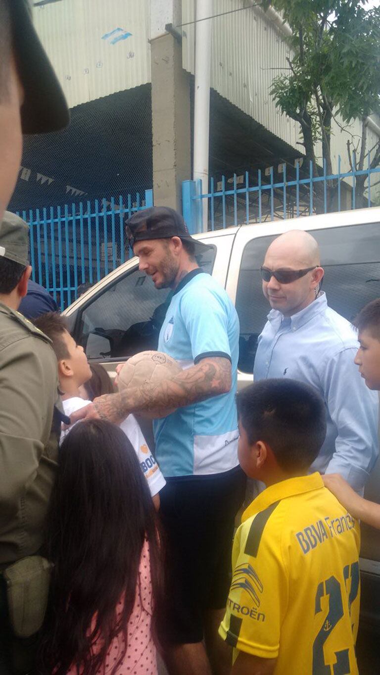 David Beckham visitó la villa 1-11-14 y firmó autógrafos (Fotos @Condolasa). 