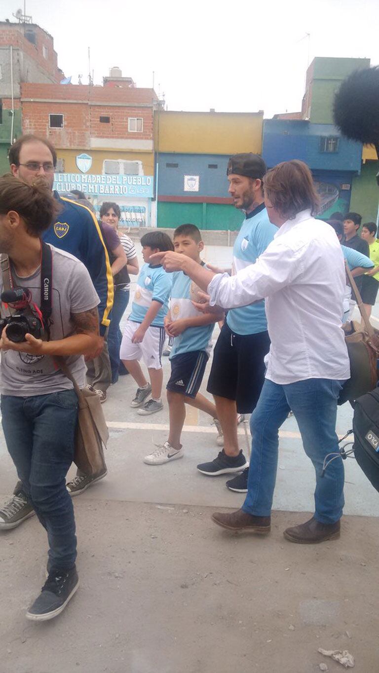 David Beckham visitó la villa 1-11-14 y firmó autógrafos (Fotos @Condolasa). 