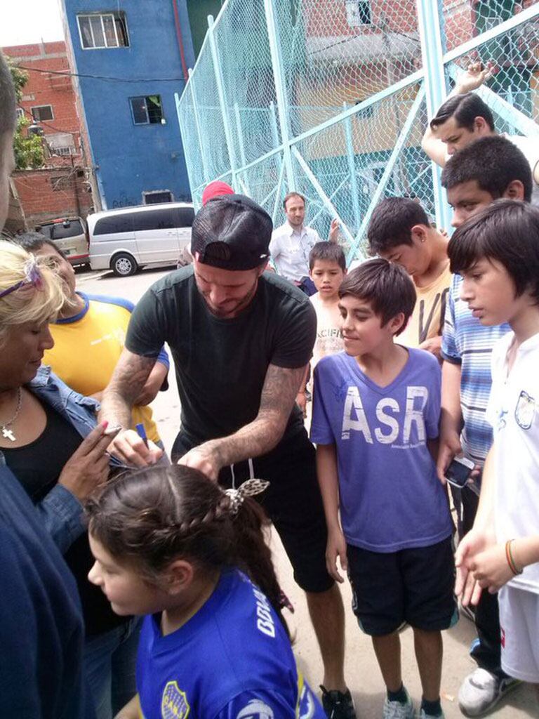 David Beckham visitó la villa 1-11-14 y firmó autógrafos (Fotos @Condolasa). 