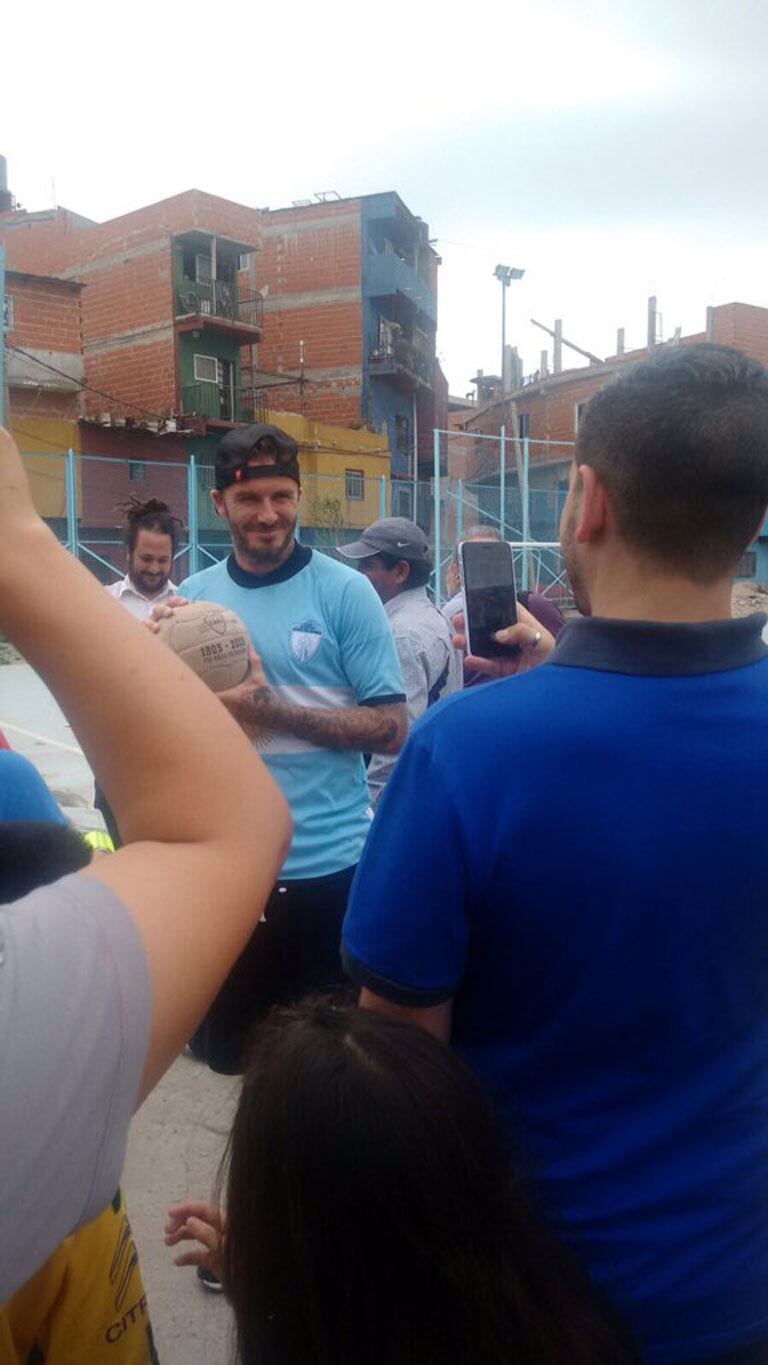 David Beckham visitó la villa 1-11-14 y firmó autógrafos (Fotos @Condolasa). 