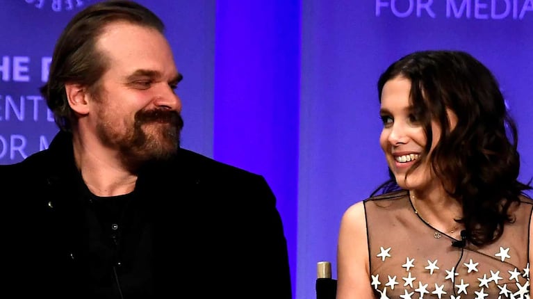 David Harbour y Millie Bobby Brown (Foto: Web)