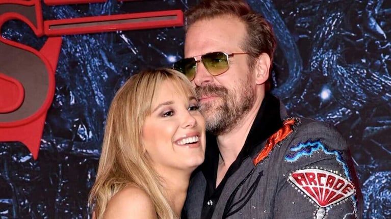David Harbour y Millie Bobby Brown (Foto: Web)