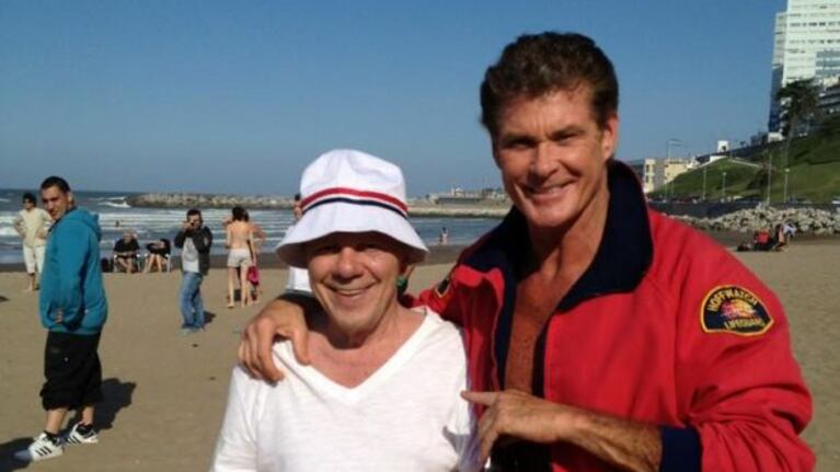 David Hasselhoff y Emilio Disi en la playa. (Foto: @DavidHasselhoff)