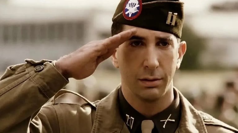 David Schwimmer, quien interpretó a Ross Geller en Friends, participa de Band of Brothers.