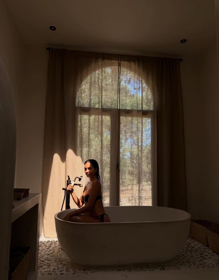 Ddiseño de spa y una bañera de gran tamaño. Crédito: Instagram @zaira.nara
