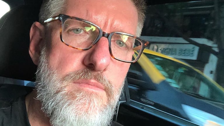 De auto a auto, una señora criticó a Luis.
