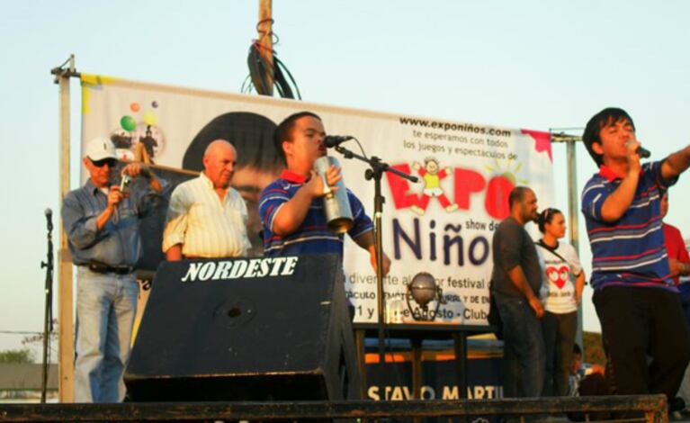 De camisa blanca, Miguel Angel Balmaceda, quien falleció. Su hijo es Nicolás, quien toca el wiro. (Foto: Los Grosos)