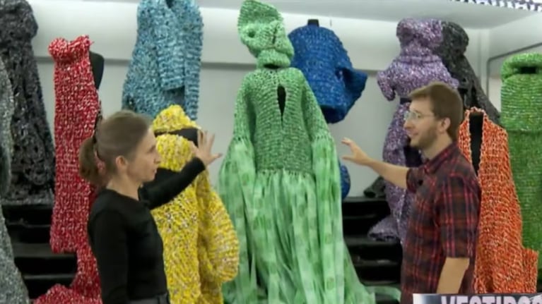De la basura a Nueva York: la artista argentina que convierte residuos en moda y deslumbra al mundo. CRÉDITO: Captura eltrece.
