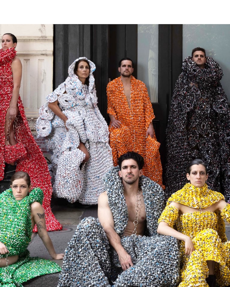De la basura a Nueva York: la artista argentina que convierte residuos en moda y deslumbra al mundo. Crédito: Instagram