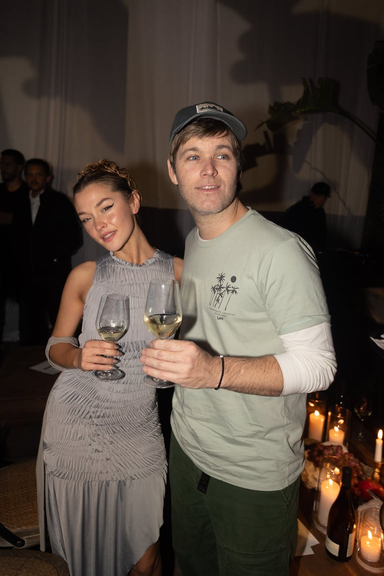 De Marcela Kloosterboer a Benja Amadeo y Minerva Casero: los looks de los famosos en un evento exclusivo