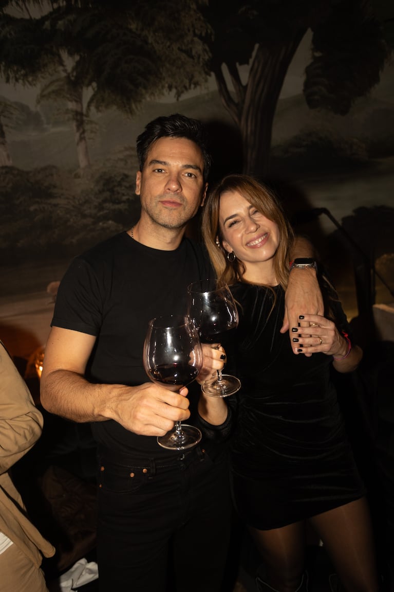 De Marcela Kloosterboer a Benja Amadeo y Minerva Casero: los looks de los famosos en un evento exclusivo