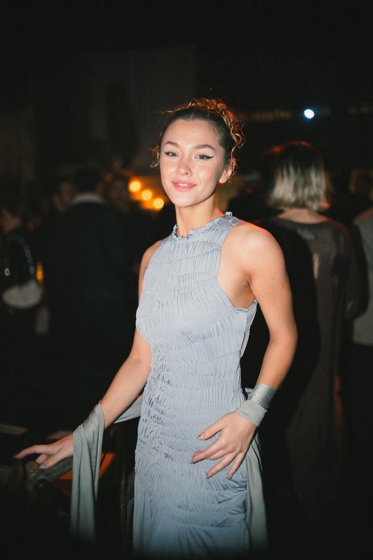 De Marcela Kloosterboer a Benja Amadeo y Minerva Casero: los looks de los famosos en un evento exclusivo