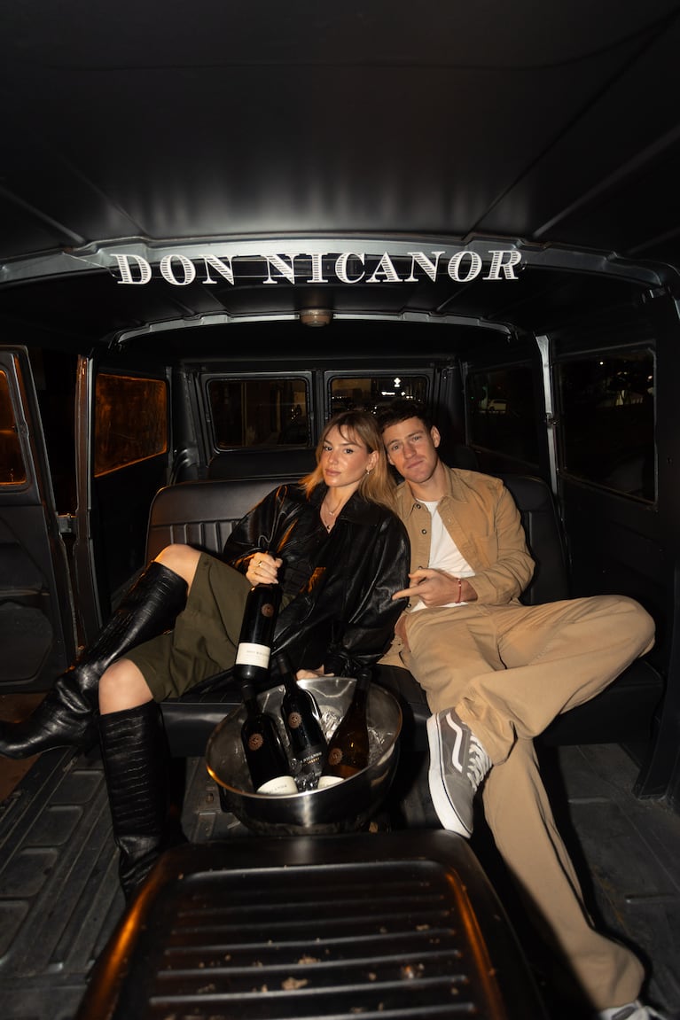 De Marcela Kloosterboer a Benja Amadeo y Minerva Casero: los looks de los famosos en un evento exclusivo