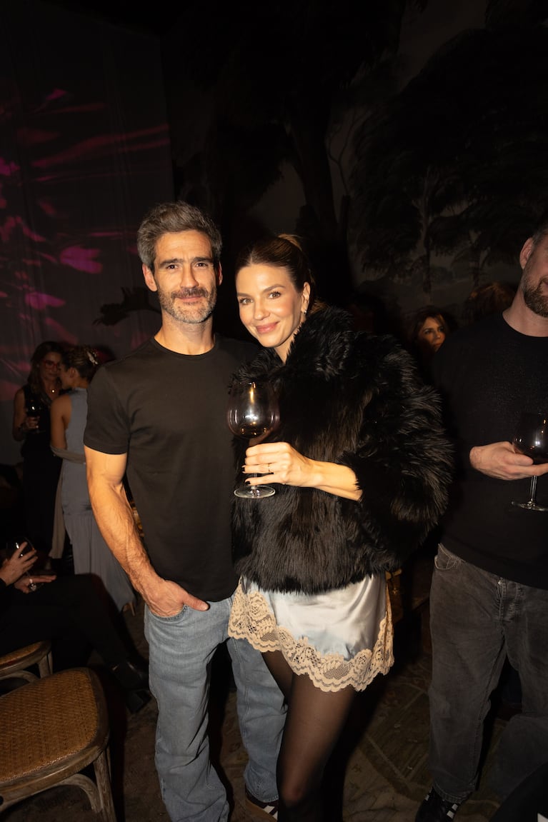 De Marcela Kloosterboer a Benja Amadeo y Minerva Casero: los looks de los famosos en un evento exclusivo