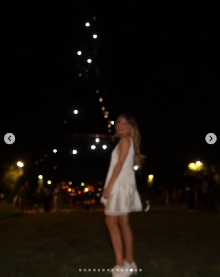 De noche y la iluminación de la Torre Eiffel. Laurita Fernández, en París