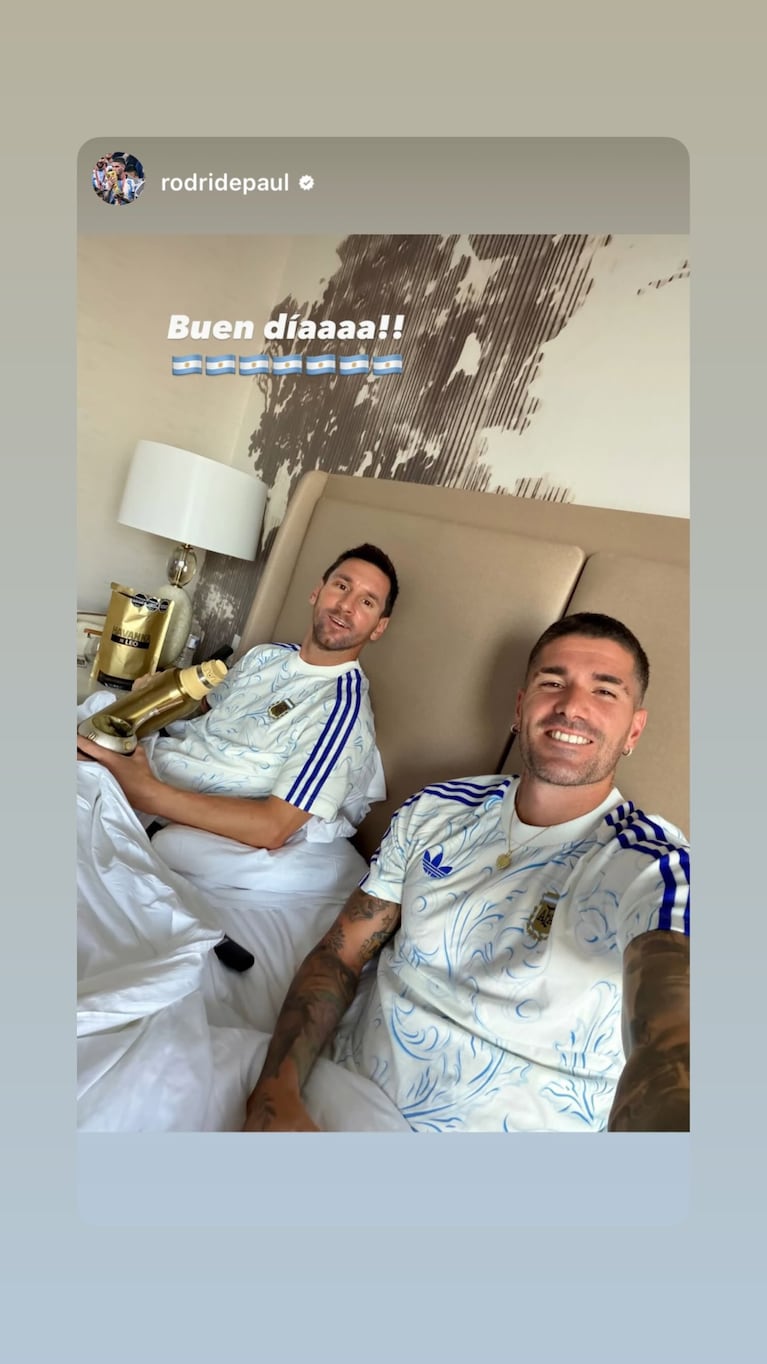 De Paul y Messi, todavía con la camiseta puesta, el día después de la hazaña: la Selección amaneció soñando con la final.  
Crédito Instagram