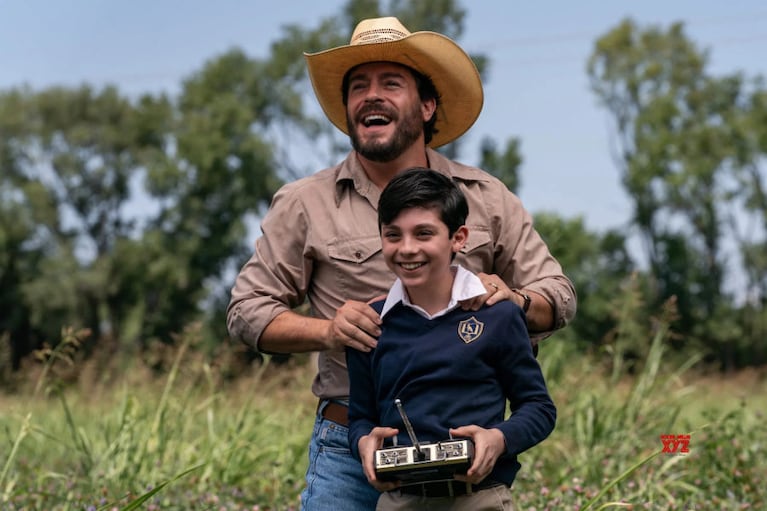 De qué trata Medios hermanos, la comedia que causa furor en Netflix