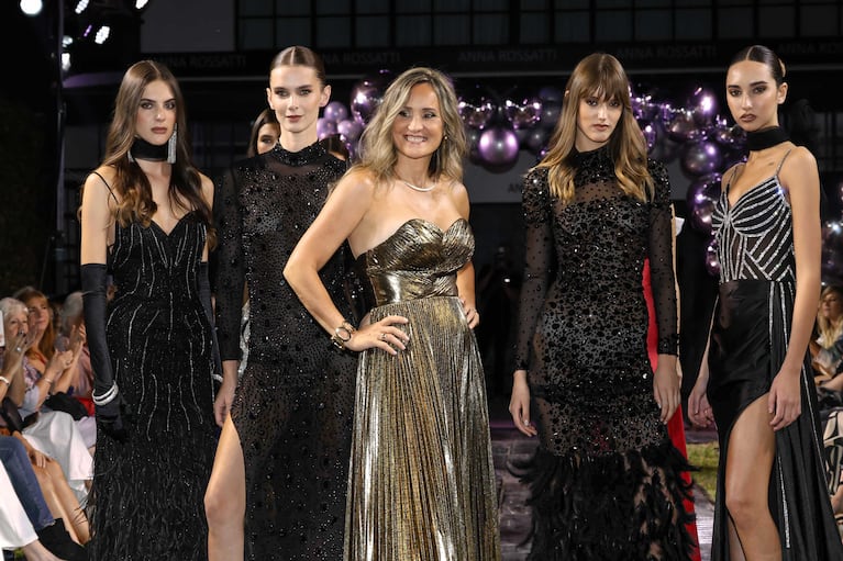 De Sandra Borghi a Cristina Pérez y Flor de la Ve: los looks de las famosas en un desfile exclusivo
