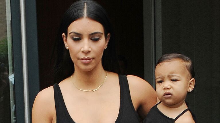 ¡De tal palo…! Kim Kardashian viste a su hija igual que ella. (Foto: Grosby Group)