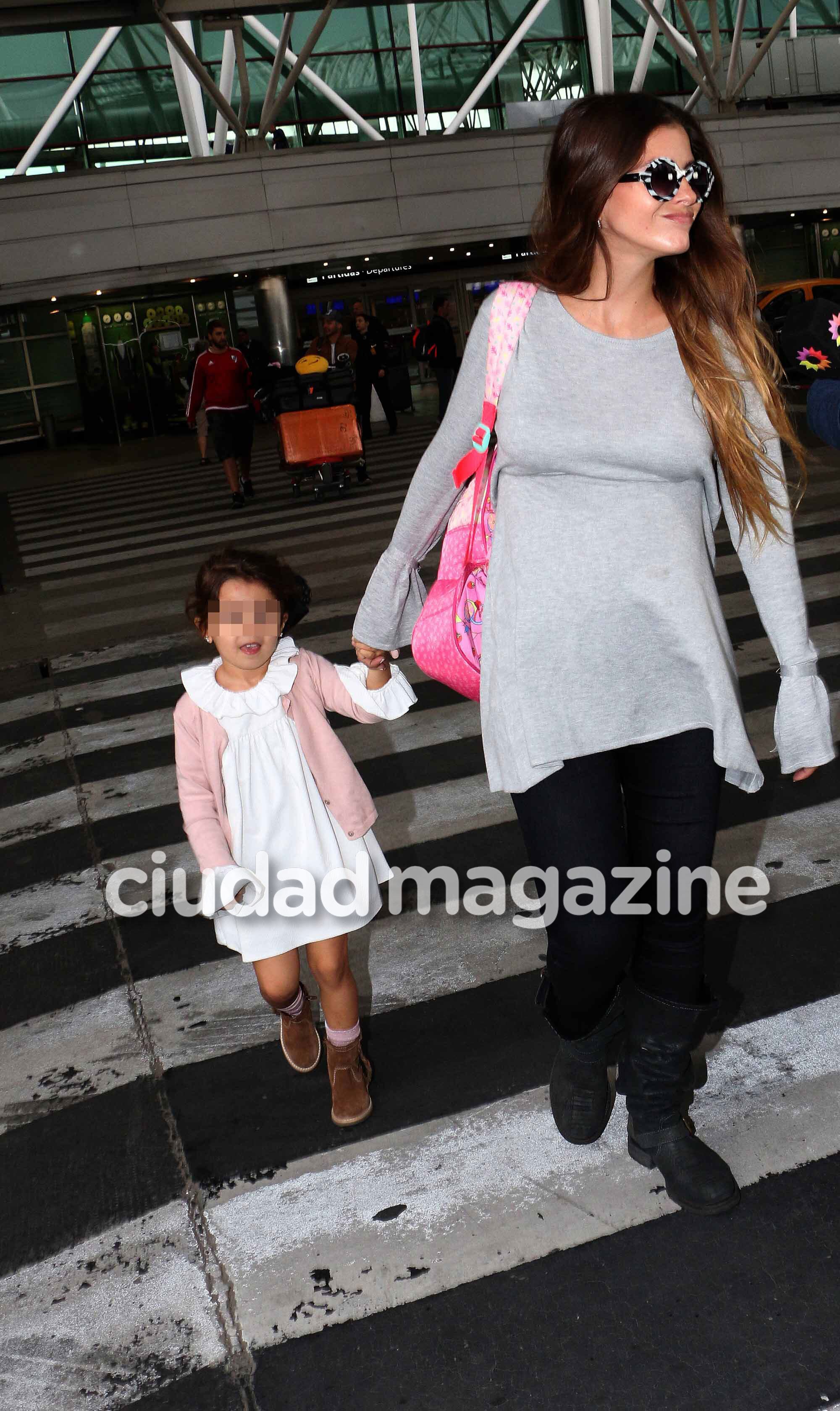 ¡De vuelta en casa! Vicuña, la China y Rufina, juntos en Ezeiza: torre de valijas, sonrisas y tremenda panza de la actriz. (Fotos: Movilpress)
