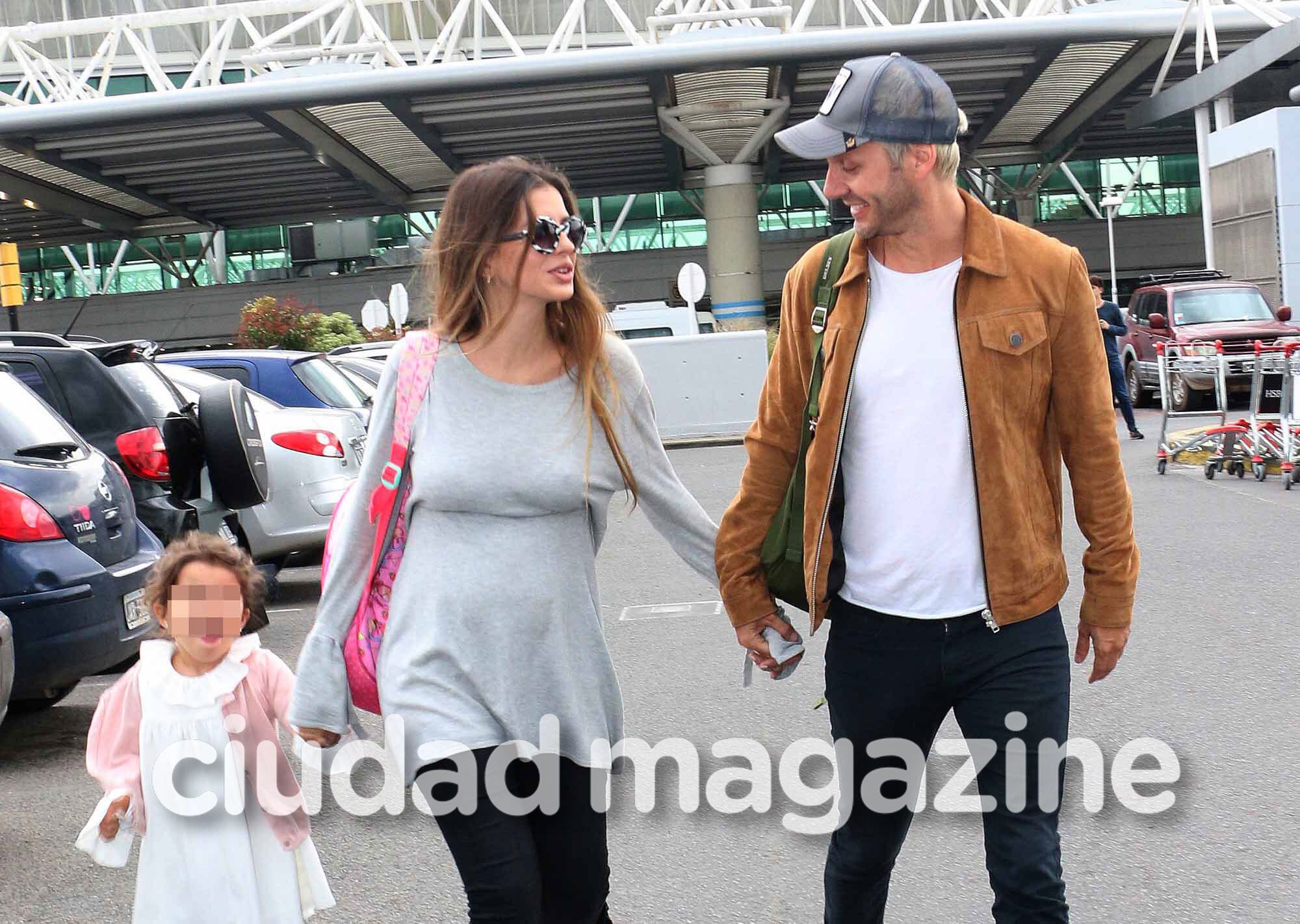 ¡De vuelta en casa! Vicuña, la China y Rufina, juntos en Ezeiza: torre de valijas, sonrisas y tremenda panza de la actriz. (Fotos: Movilpress)