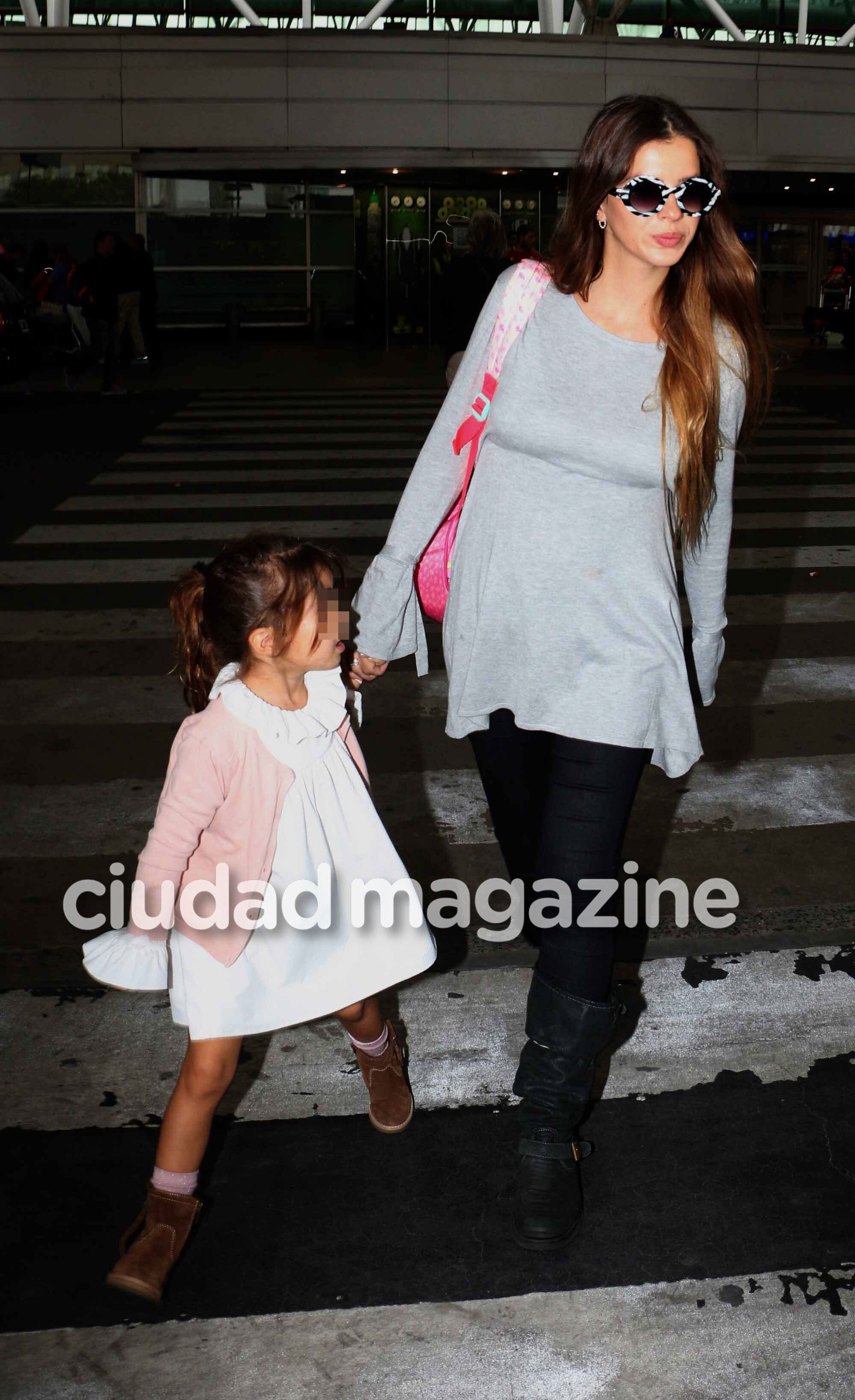 ¡De vuelta en casa! Vicuña, la China y Rufina, juntos en Ezeiza: torre de valijas, sonrisas y tremenda panza de la actriz. (Fotos: Movilpress)