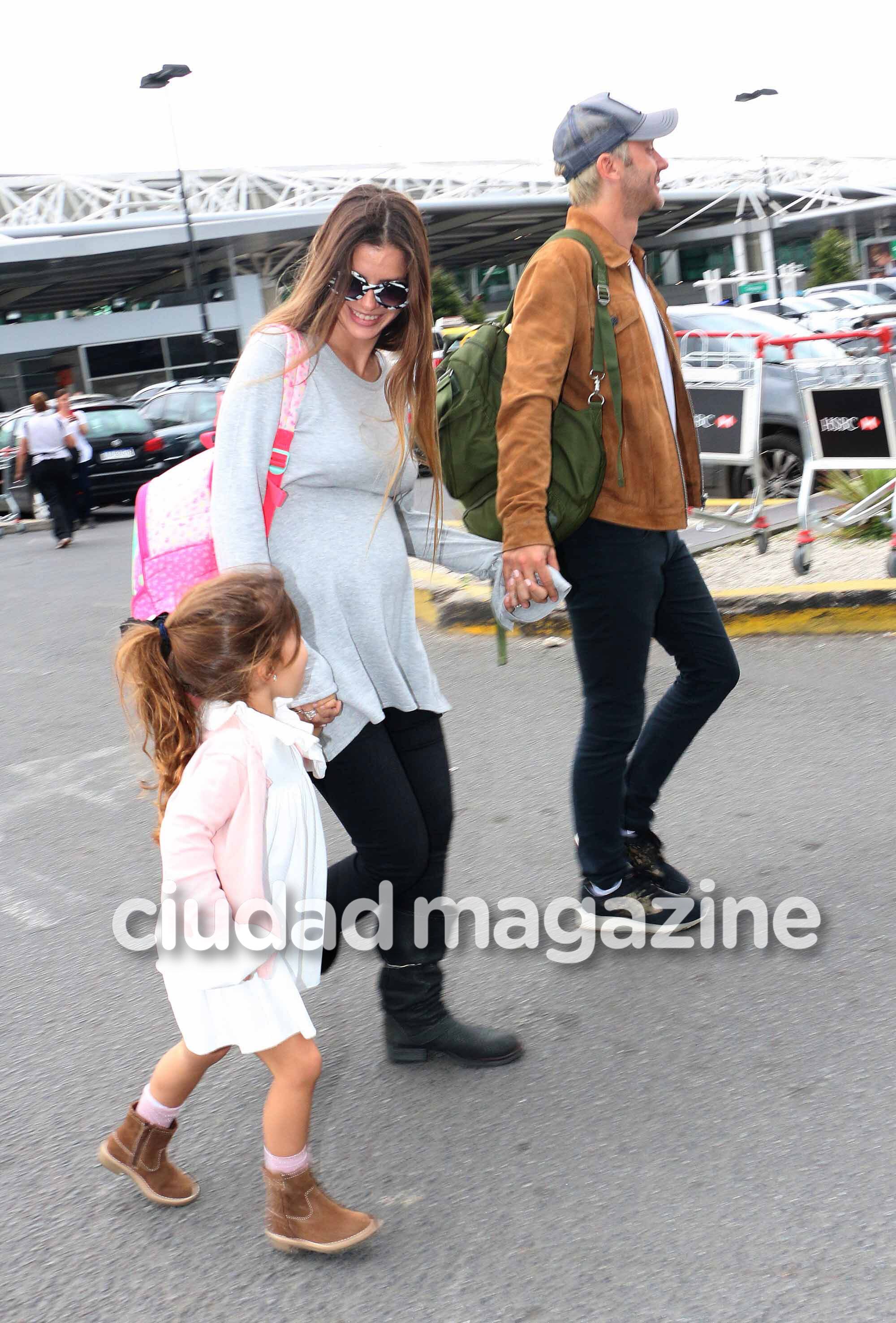 ¡De vuelta en casa! Vicuña, la China y Rufina, juntos en Ezeiza: torre de valijas, sonrisas y tremenda panza de la actriz. (Fotos: Movilpress)