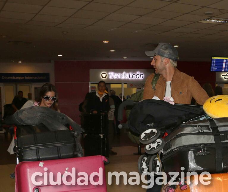 ¡De vuelta en casa! Vicuña, la China y Rufina, juntos en Ezeiza: torre de valijas, sonrisas y tremenda panza de la actriz. (Fotos: Movilpress)