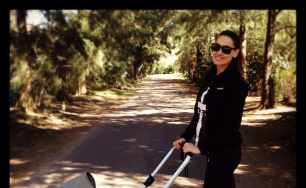 Débora Bello y su método "todoterreno" para pasear a Nina (Foto: Twitter).