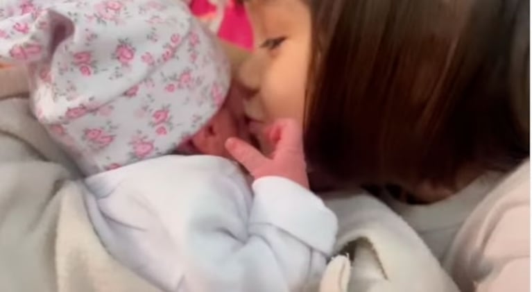 Débora D'Amato compartió el tierno video de su hija Lola, conociendo a su hermanita recién nacida