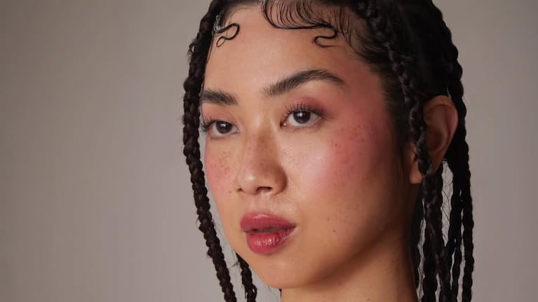 Débora Nishimoto es la nueva chica de tapa de la revista L’Officiel. (Foto: Instagram/@deboranishimoto).