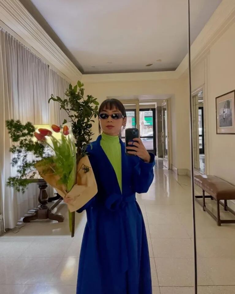  Débora Nishimoto posó frente al espejo del hall de entrada, de arquitectura clásica, con techos altos y molduras, con un ramo de flores en mano.
Fuente: Instagram @deboranishimoto