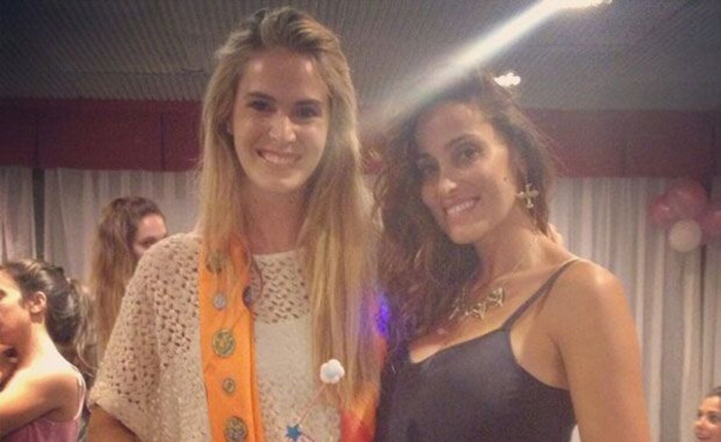 Débora, rodeada de sus amigas en el baby shower (Foto: bello_debora).