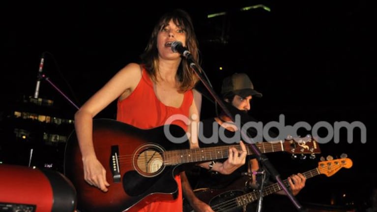 Debroah de Corral tocó con su banda en San Valentín (Foto: Jennifer Rubio).