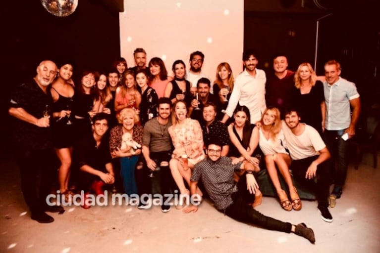 ¡Debut y brindis! El elenco de Simona se reunió para ver el primer capítulo: ¡espiá todos los looks!