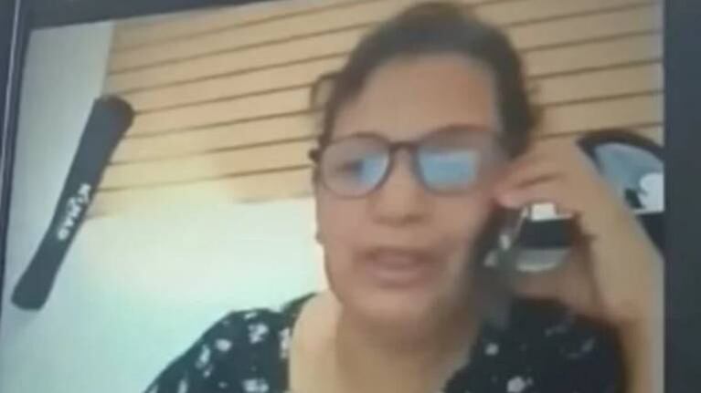 Dejó el micrófono abierto tras clase virtual y sus alumnos la escucharon: “Son unos burros”