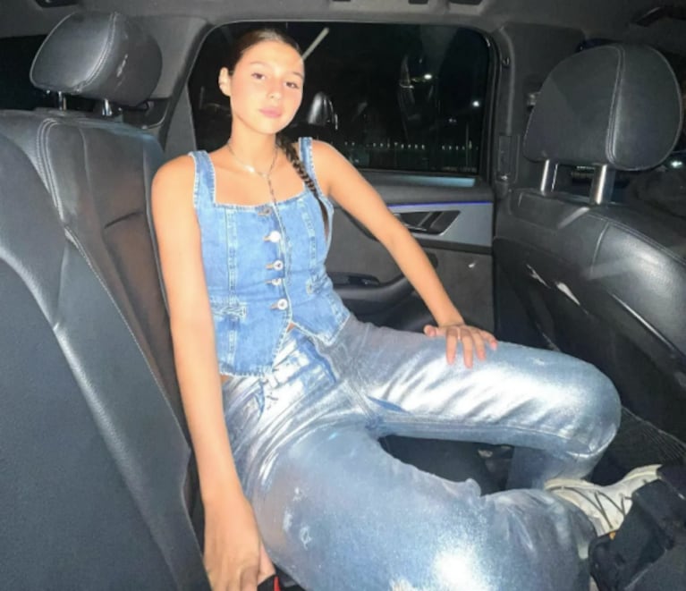 Delfina, la hija de Roberto García Moritán, se sumó a la tendencia de los jeans metalizados