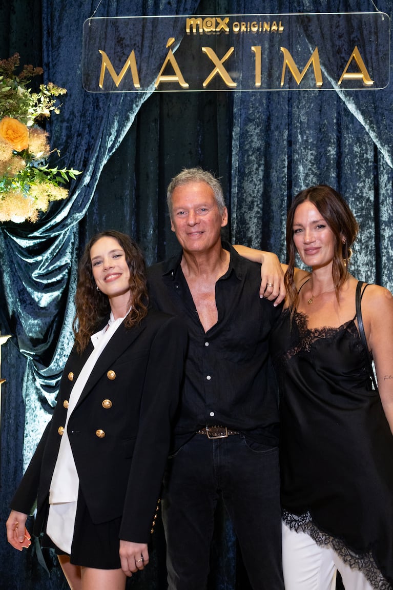 Delfina y Paula Chaves con su papá Miguel Ángel