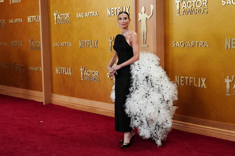 Demi Moore llega a la 32.ª edición de los Premios del Sindicato de Actores de la Pantalla el domingo 1 de marzo de 2026, en el Auditorio Shrine y Expo Hall de Los Ángeles. (Foto Richard Shotwell/Invision/AP)