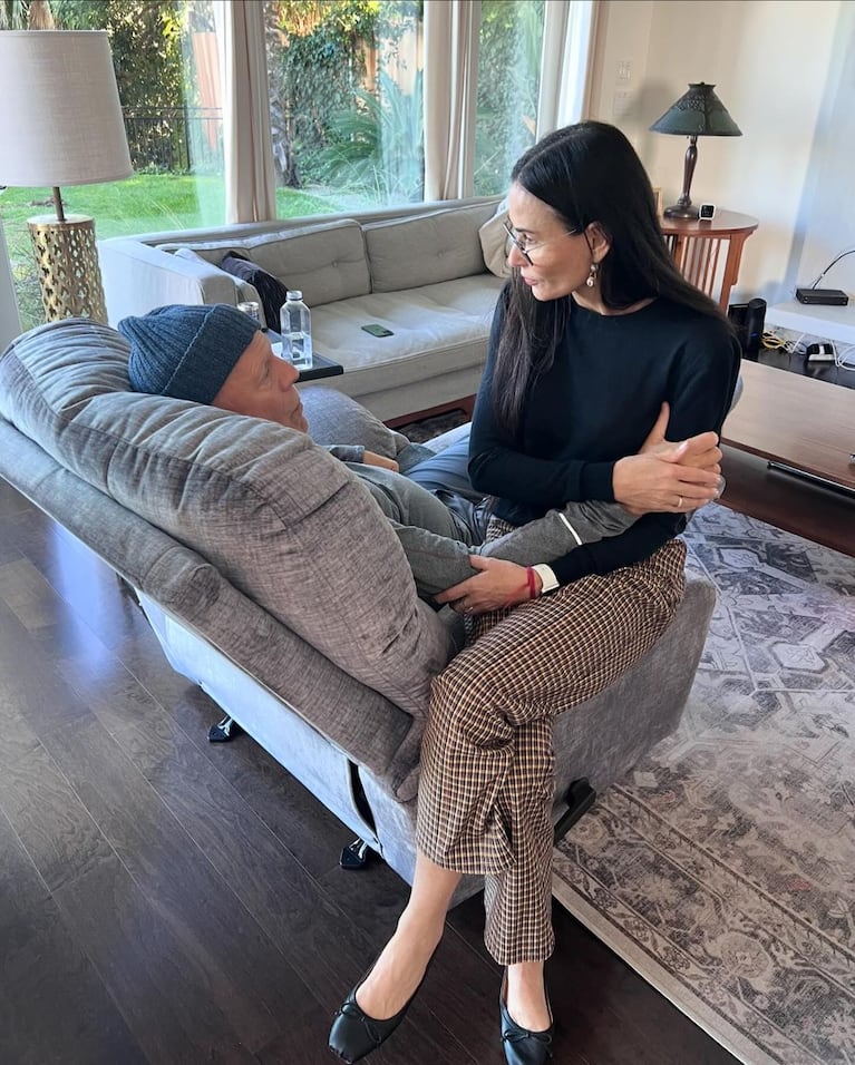 Demi Moore no se separa del lado de Bruce Willis. Entiende que pronto dejará de ser la persona que conoció durante varias décadas. (Foto: Instagram / demimoore)