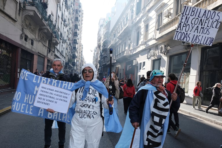 Demonstrators hold placards as members of the women's movement Ni Una Menos "Not one (woman) less", health care workers and social organizations join the weekly protest of pensioners against Argentine President Javier Milei's austerity policies, outside the National Congress, in Buenos Aires, Argentina June 4, 2025. REUTERS/Alessia Maccioni